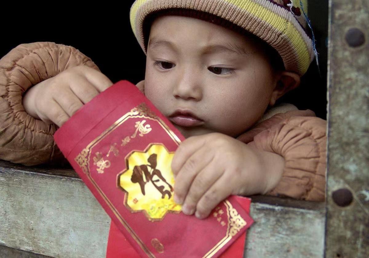 别人给五百红包她家三个娃怎么给,给亲戚小孩1000红包对方回500