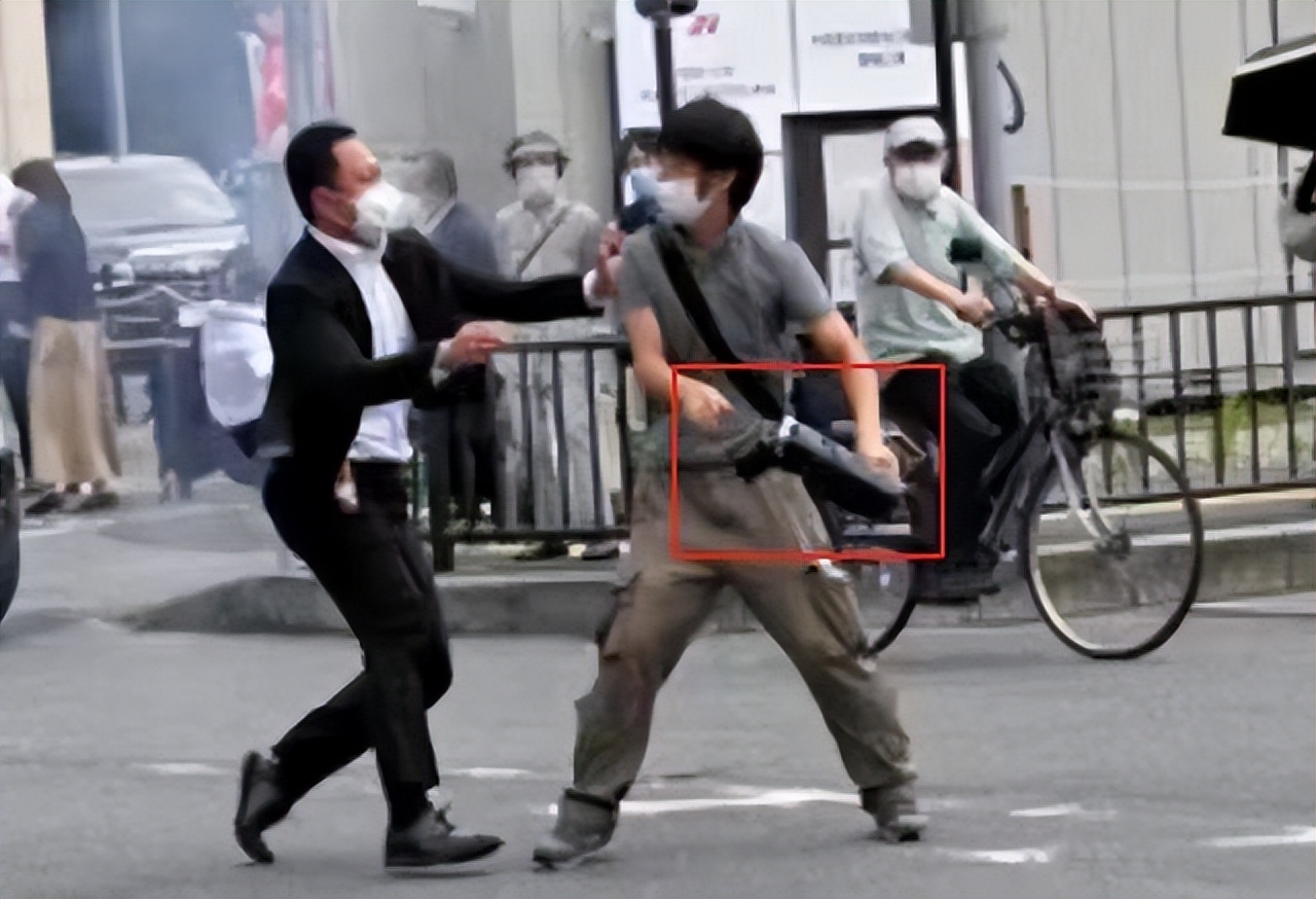 安倍遇刺现场保镖举动引关注,安倍遇刺新闻评述