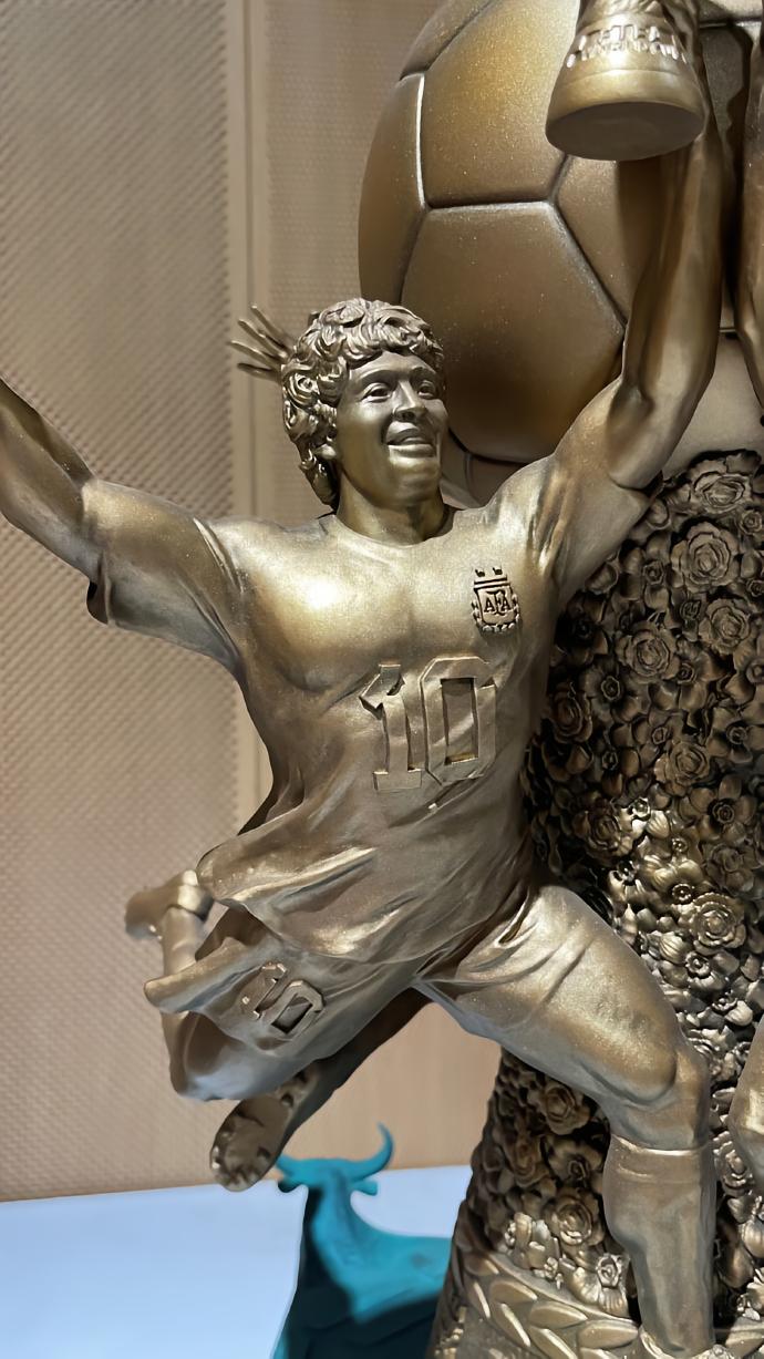 主办方提前颁奖给梅西,主办方给梅西奖杯