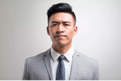 5万奢侈品让同行男买单原视频,女子买奢侈品让同行男子买单