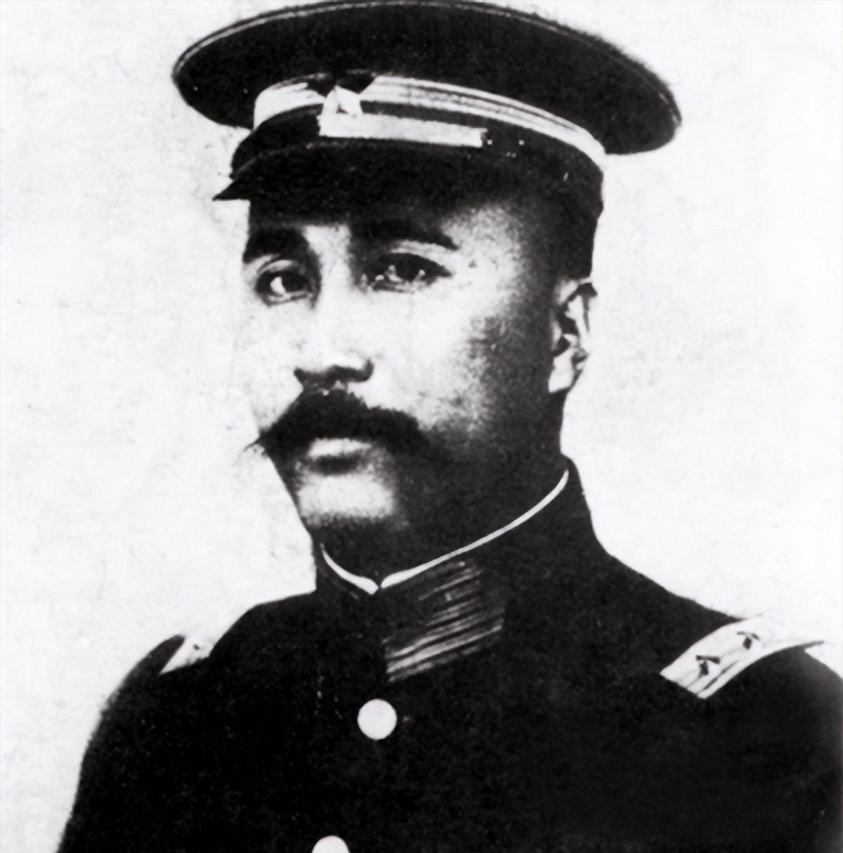 他是二号大汉奸，曾任代主席，枪决后妻子逃国外，儿子后来如何？