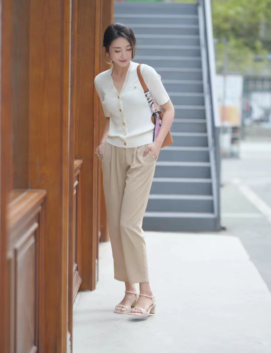 卡其色衣服怎样搭出高级感,早秋卡其色长袖衬衫外套高级穿搭