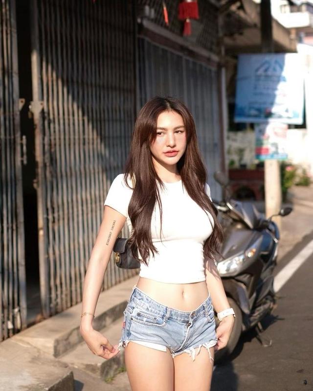 白色紧身T恤搭配牛仔裤太好看了，绝对是夏季街头的穿搭焦点