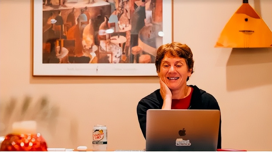 体育特长、哈佛学霸、乐队、化学诺奖！她的经历小说都不敢编