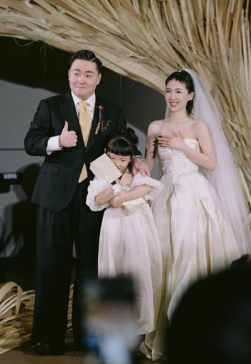 郝劭文婚姻生活,郝劭文携二婚妻子与父母团聚