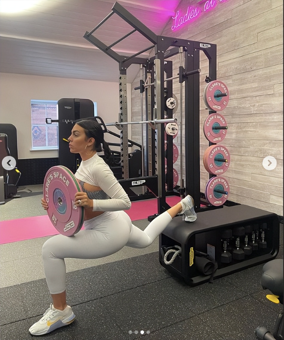 乔治娜送c罗礼物视频,乔治娜送C罗劳斯莱斯