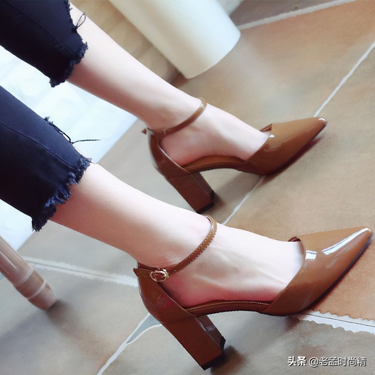今夏最时髦的5双尖头高跟鞋,吊带连衣裙配尖头高跟鞋