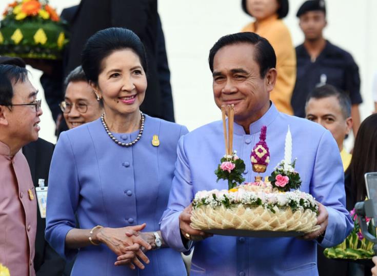 泰国第一夫人美出圈，盛装出席APEC晚宴，行屈膝时宛如童话公主