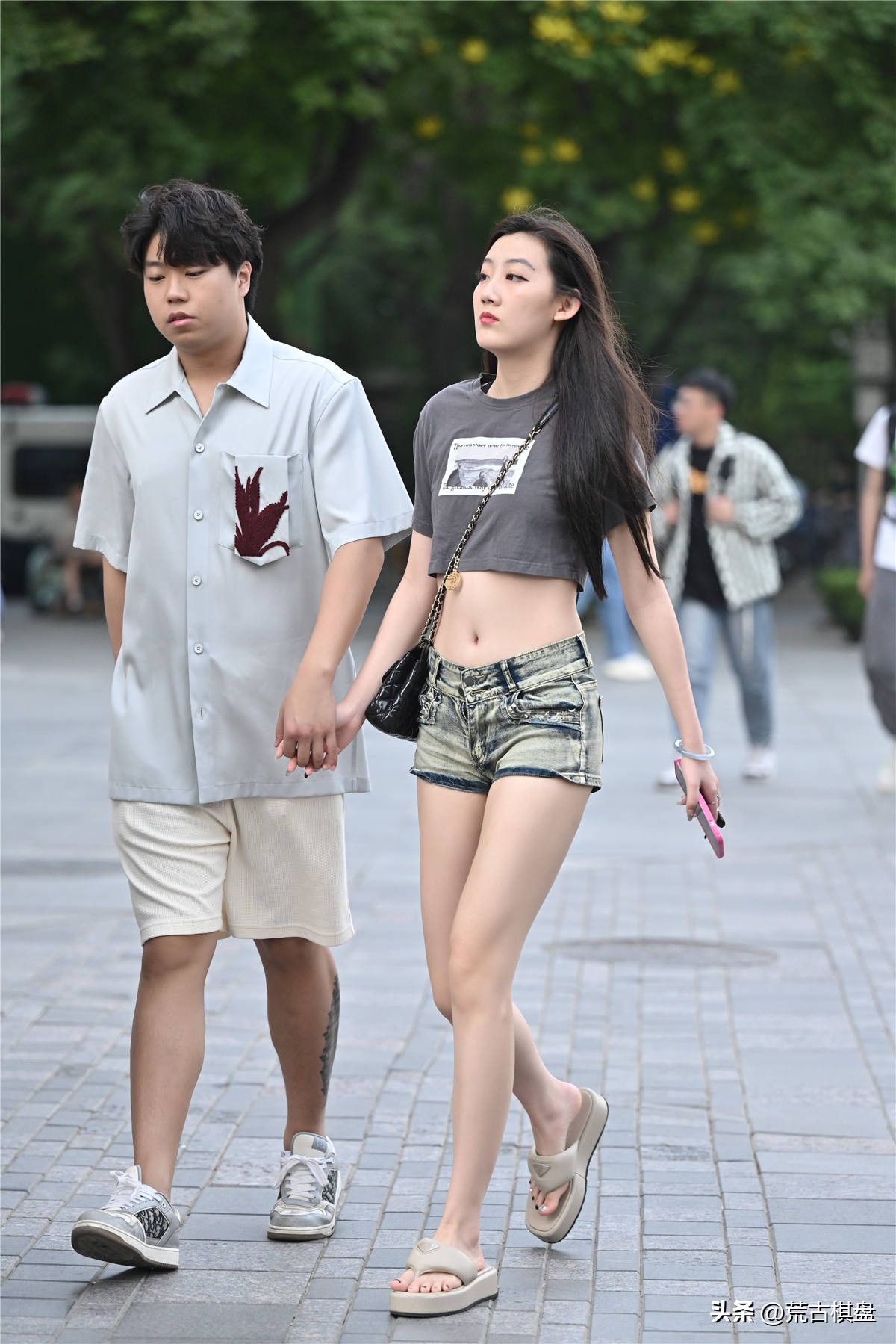 短裤的各种穿搭夏,夏日短裤穿搭的尽头是极简