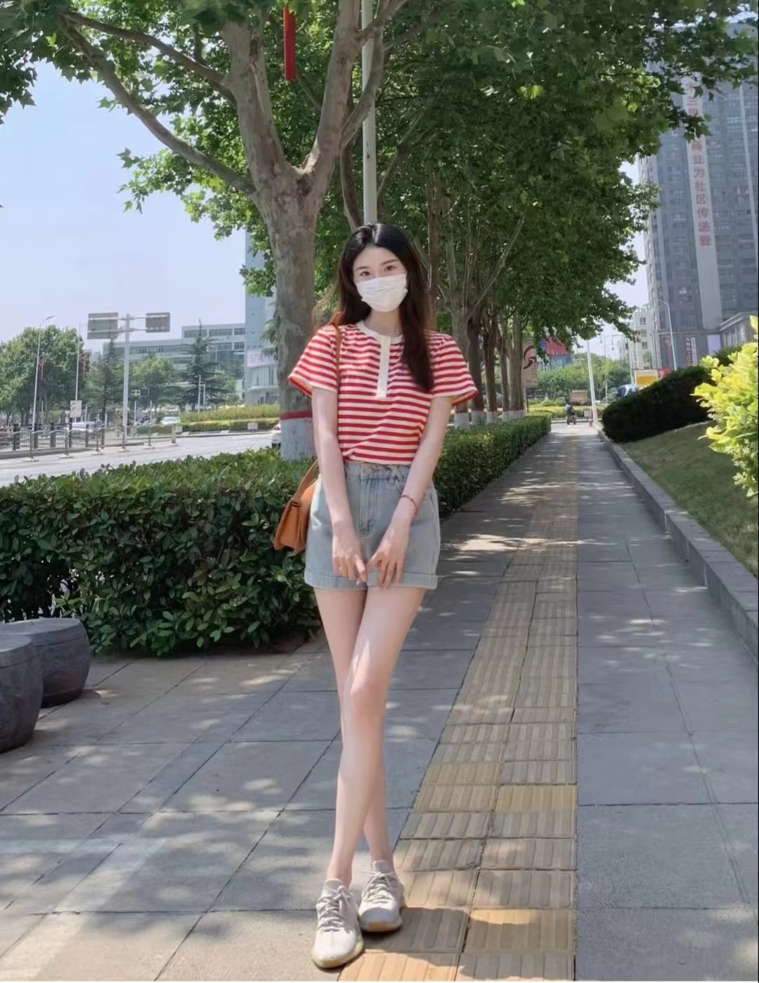 红色牛仔短裤搭配什么颜色上衣,微胖牛仔短裤搭配什么上衣