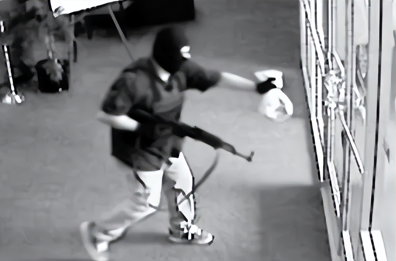 香港乱不乱我说了算？香港狂人季炳雄，遭全球通缉为何只判17年