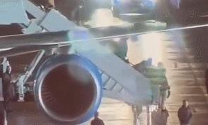 拜登摔倒内容被曝光,拜登下飞机摔倒是真的吗