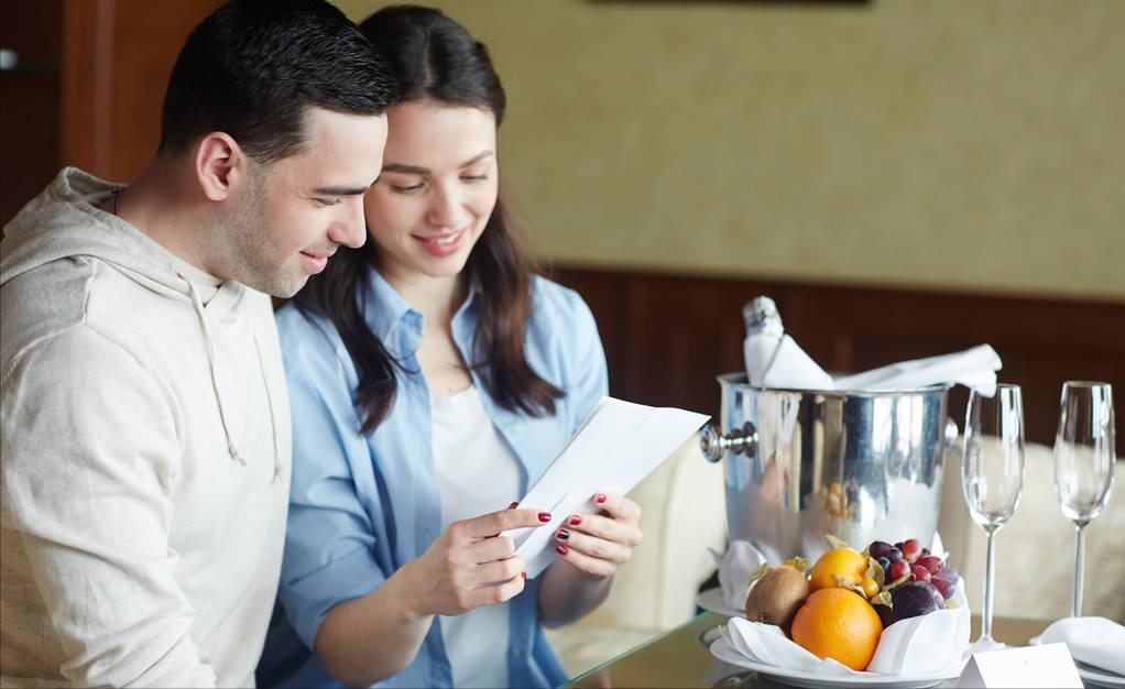 情侣酒店里的床是什么床,酒店情侣房有哪些东西