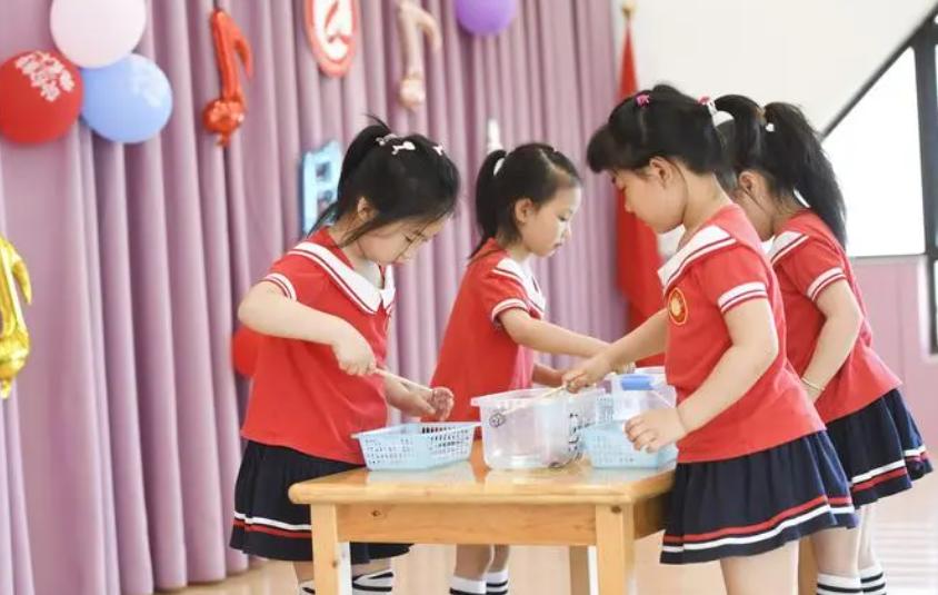 孩子上小学各种打卡把家长逼疯了,幼儿园每日上学打卡