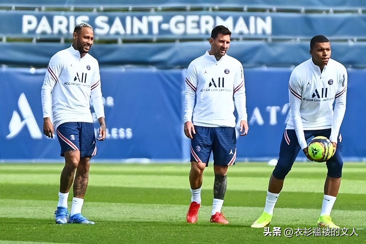 姆巴佩跪在梅罗面前,姆巴佩在法国足坛的地位