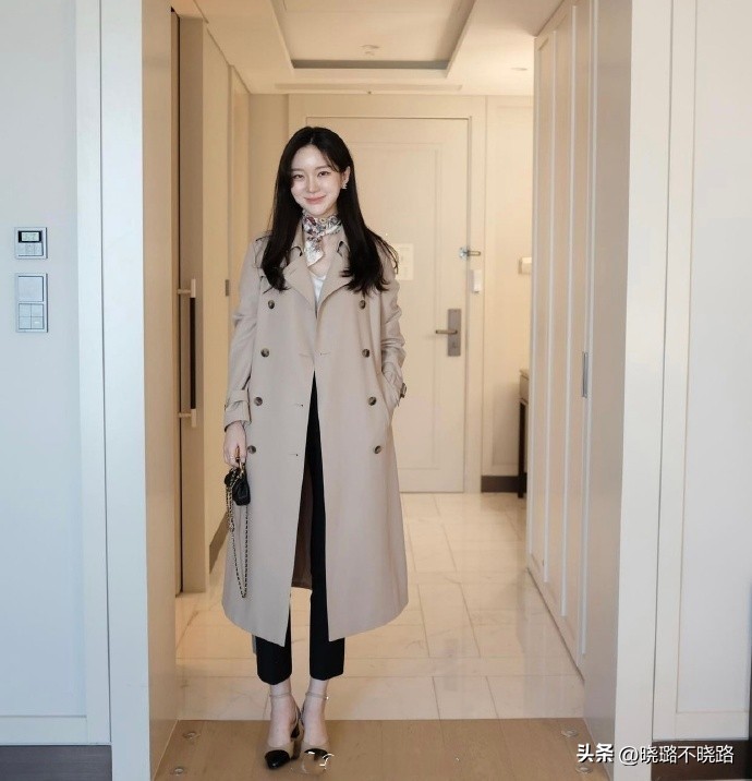 米白色风衣搭配黑色半筒靴子,风衣怎么搭配靴子好看