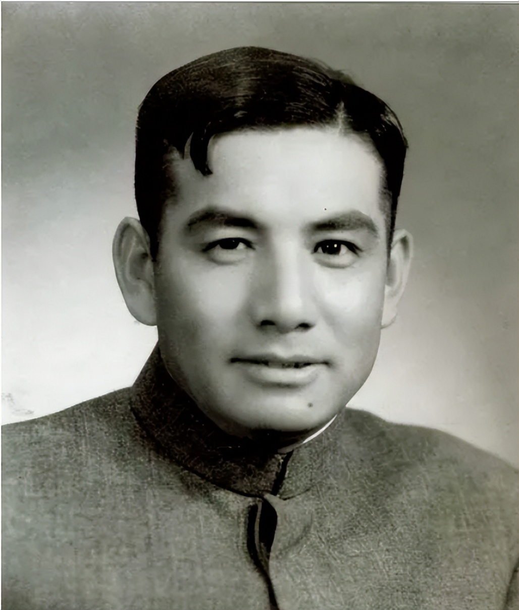 1955年，蒋介石指着十大元帅名单，对宋美龄苦笑：这个人太厉害了