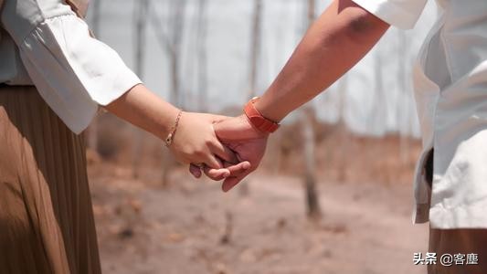 夫妻之间吵架有隔阂怎么相处,夫妻之间的隔阂妻子不愿意说