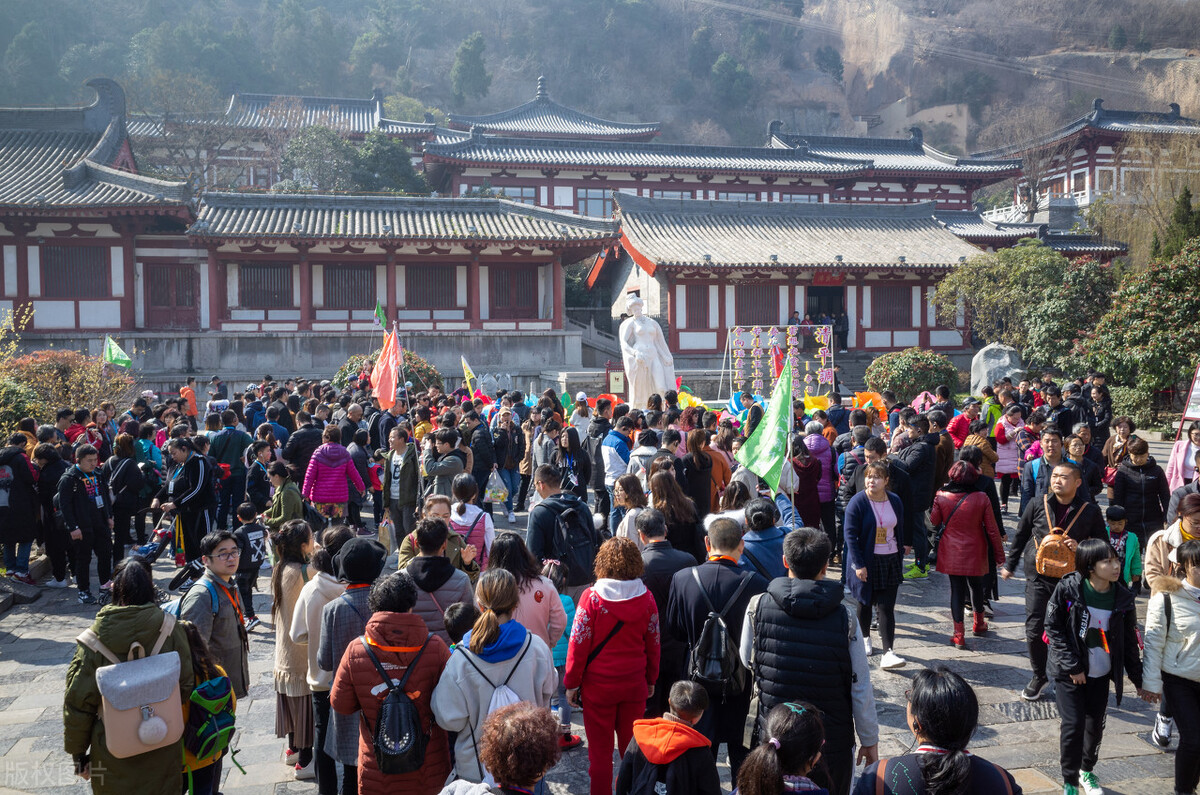 导游最多赚多少钱,一顿饭700多服务费咋来的