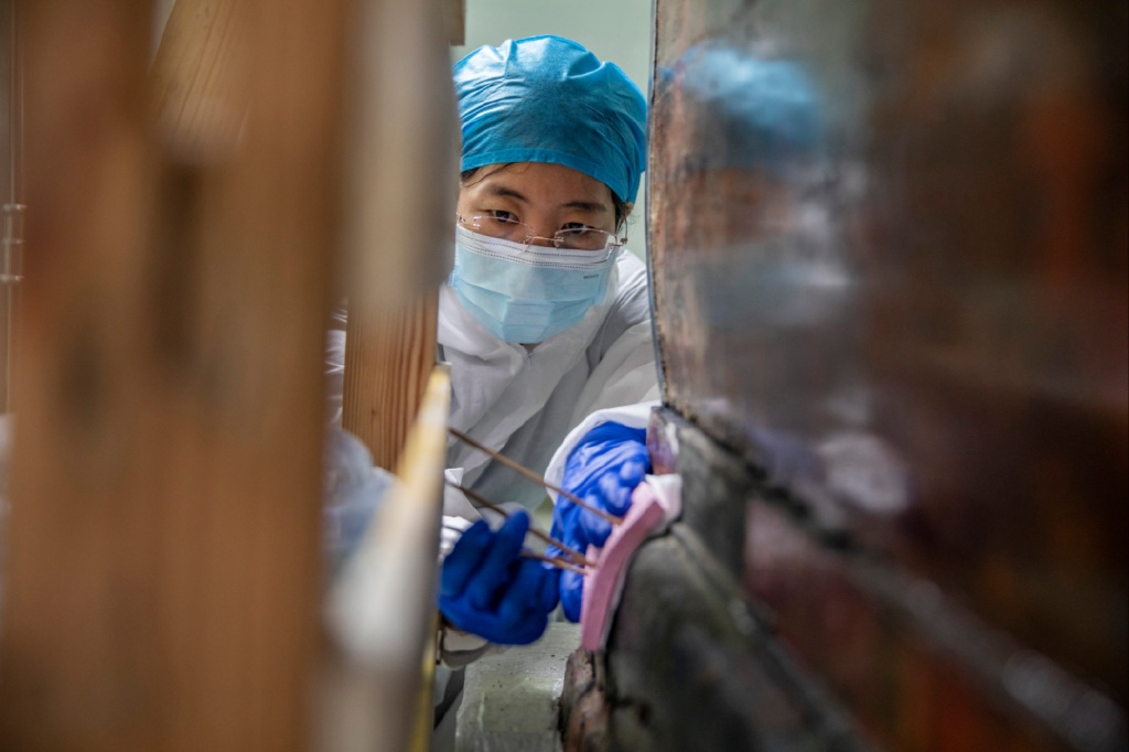 【北京文化守护人】何秋菊：给漆棺“看病”