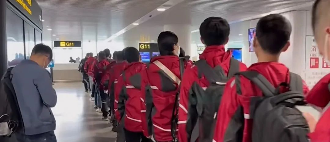 京东3246名快递小哥援沪,援沪快递小哥深夜拿着行李