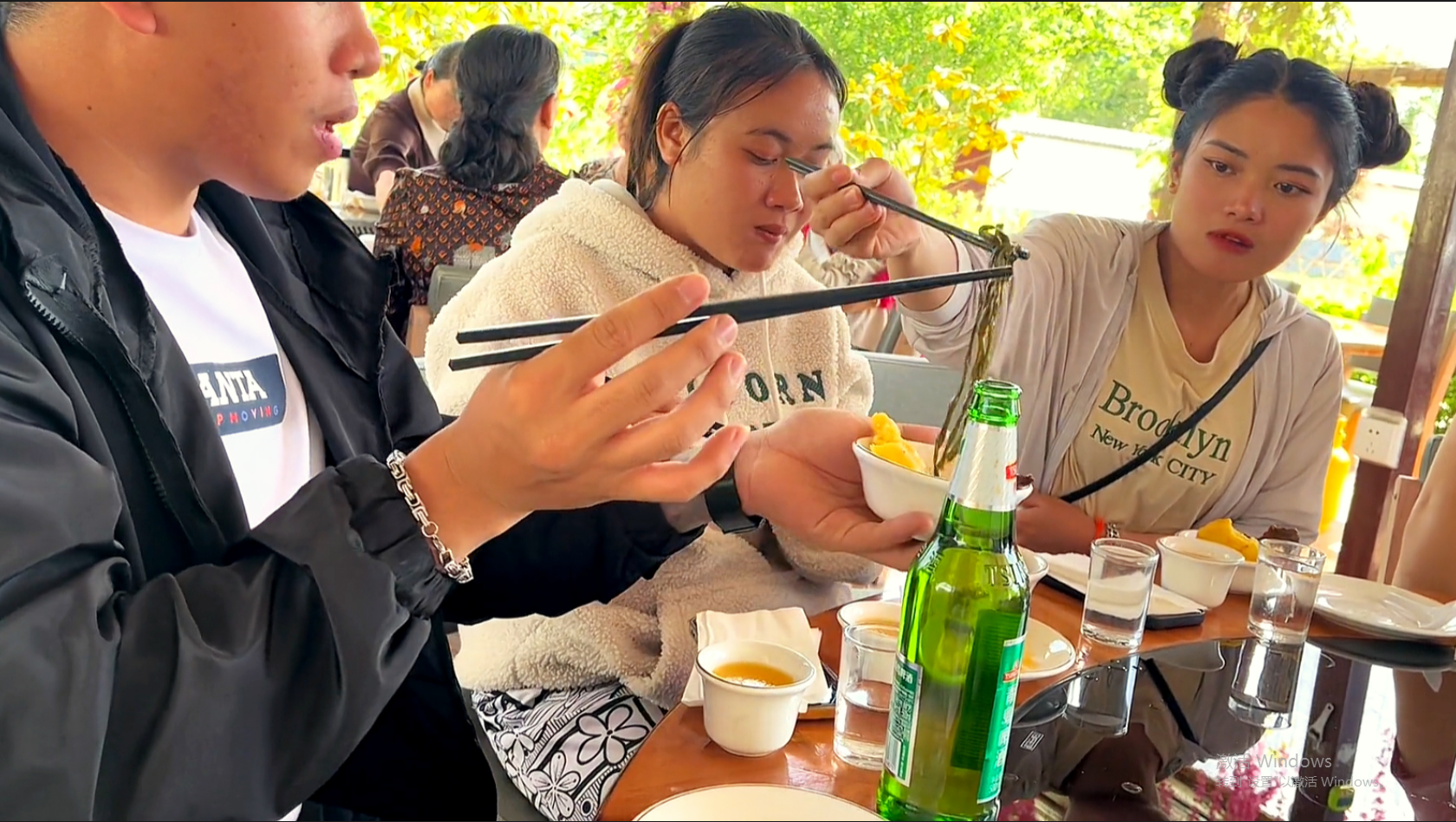 老挝媳妇2000万买橡胶树苗600万买手机，想出租大舅哥西装赚租金