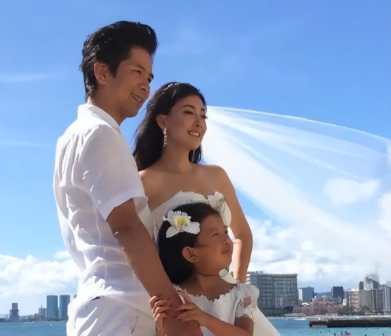 牛莉一家三口近照曝光,牛莉晒一家三口照片