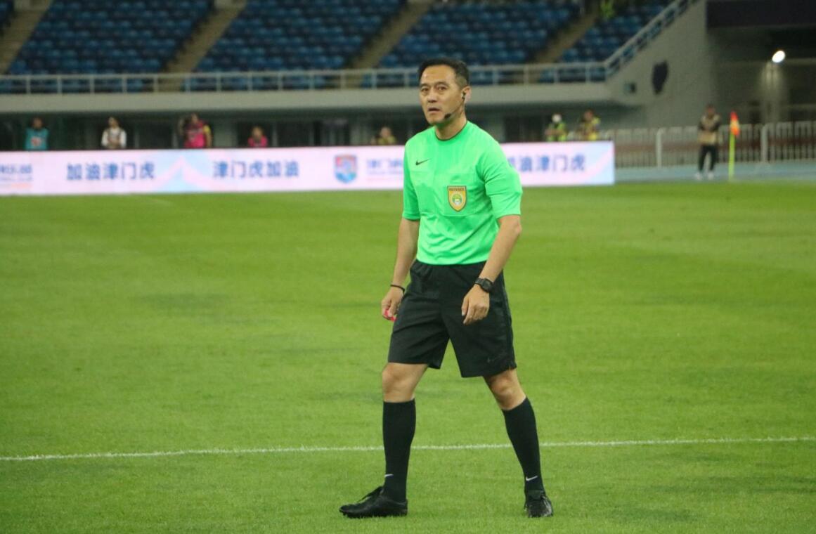 直击津鲁战“混乱”收场，贾德松被裁判追着出红牌，一人又引冲突