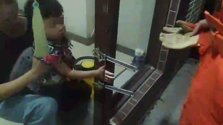 小孩被玻璃门夹手怎么处理,孩子被一楼玻璃门夹到手