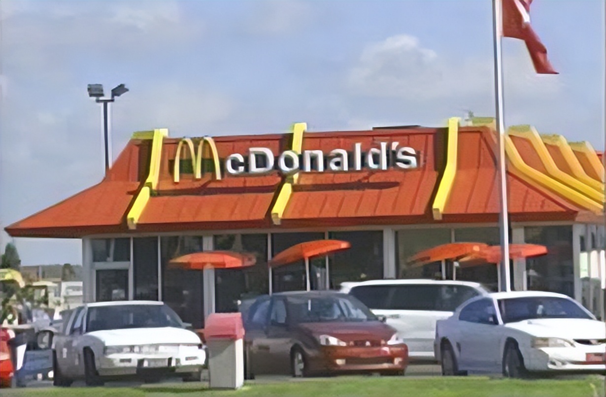 美国男子致电麦当劳，围困18岁女孩3小时，作案10年却被判无罪