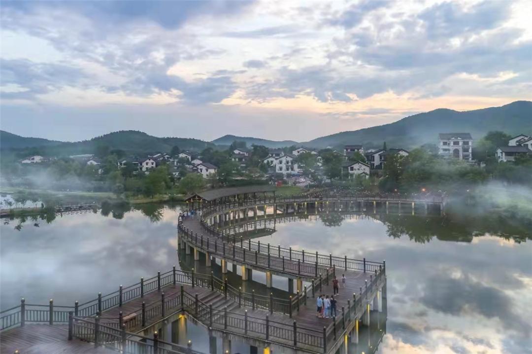 听竹林之声,听竹林中的流水声