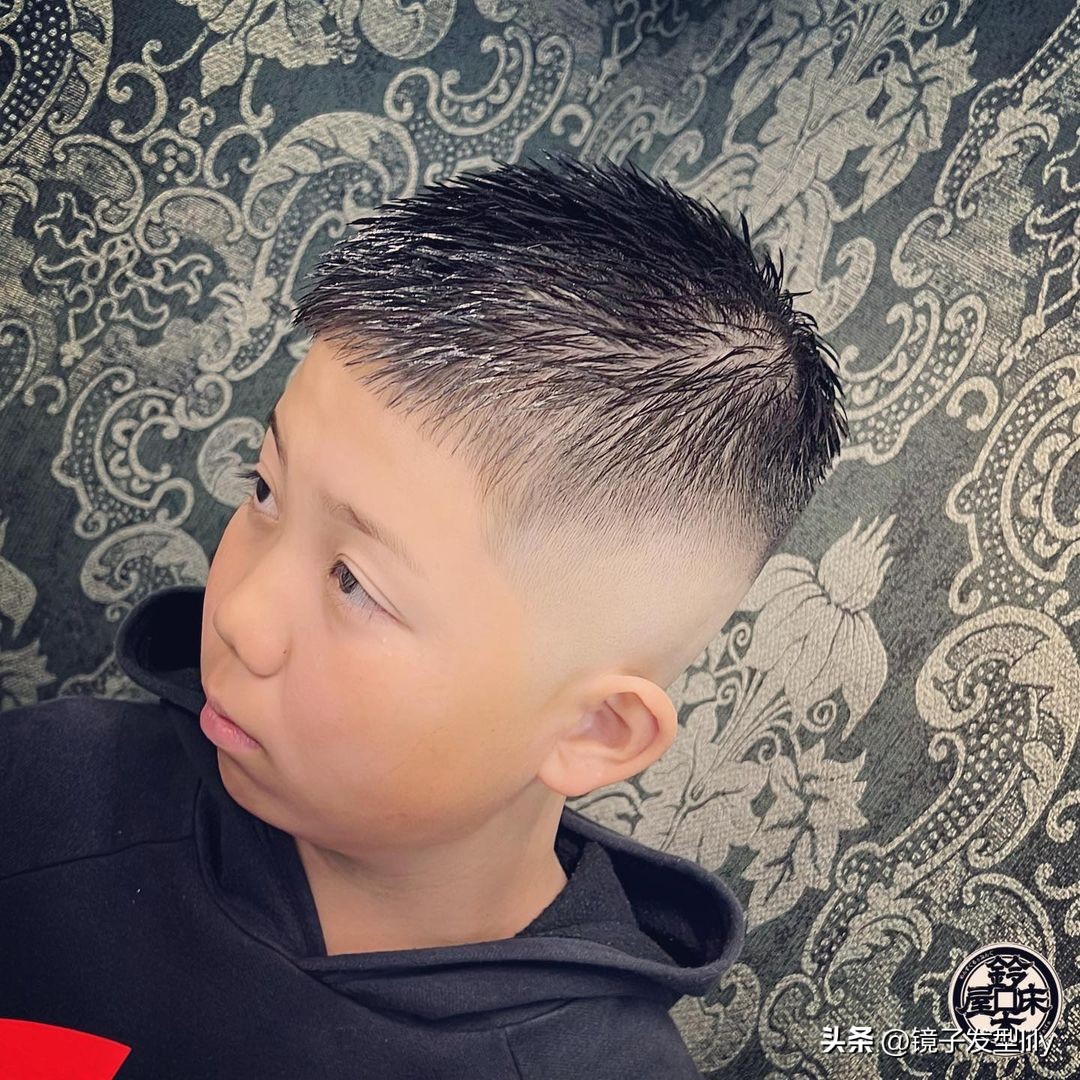 最酷的小男孩发型实图长发,简单好看的小男孩发型设计图