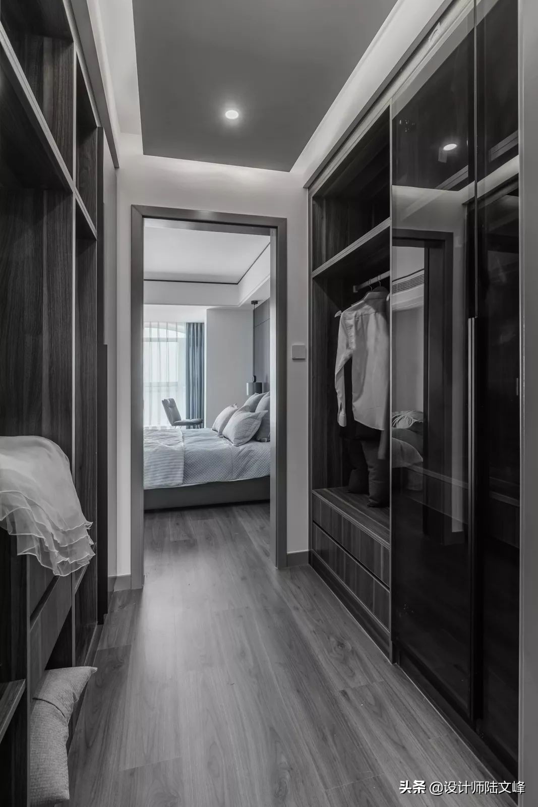 主卧厕所正对床用隐形门,主卫门对着床做隐形门