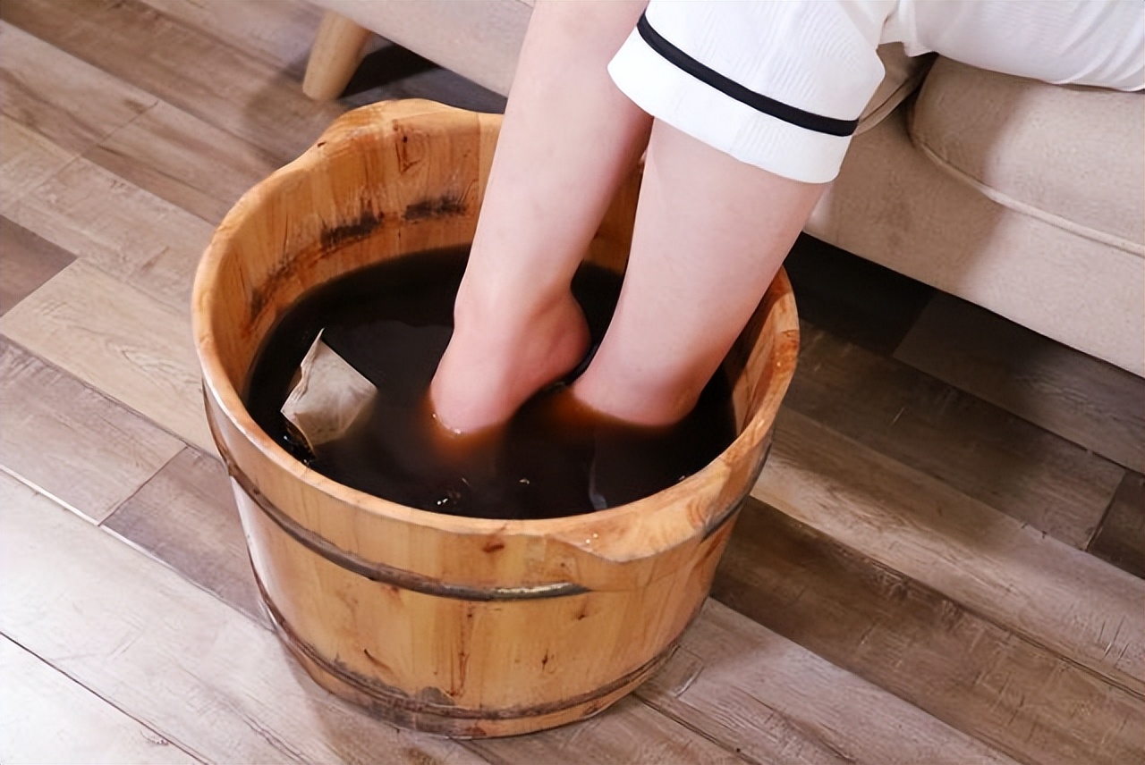 艾叶泡脚一个月会怎么样,艾叶泡脚有什么作用多久能见效