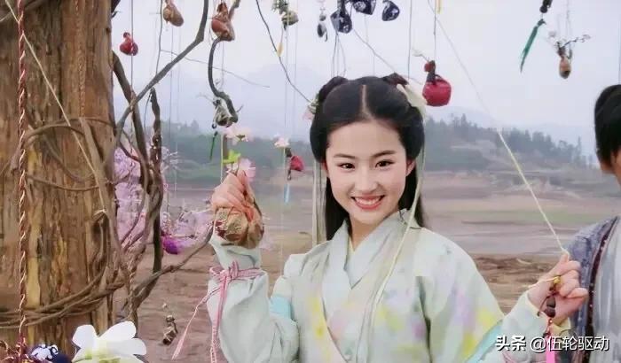 梦华录刘亦菲开什么车？最爱法拉利，保时捷只配当买菜车