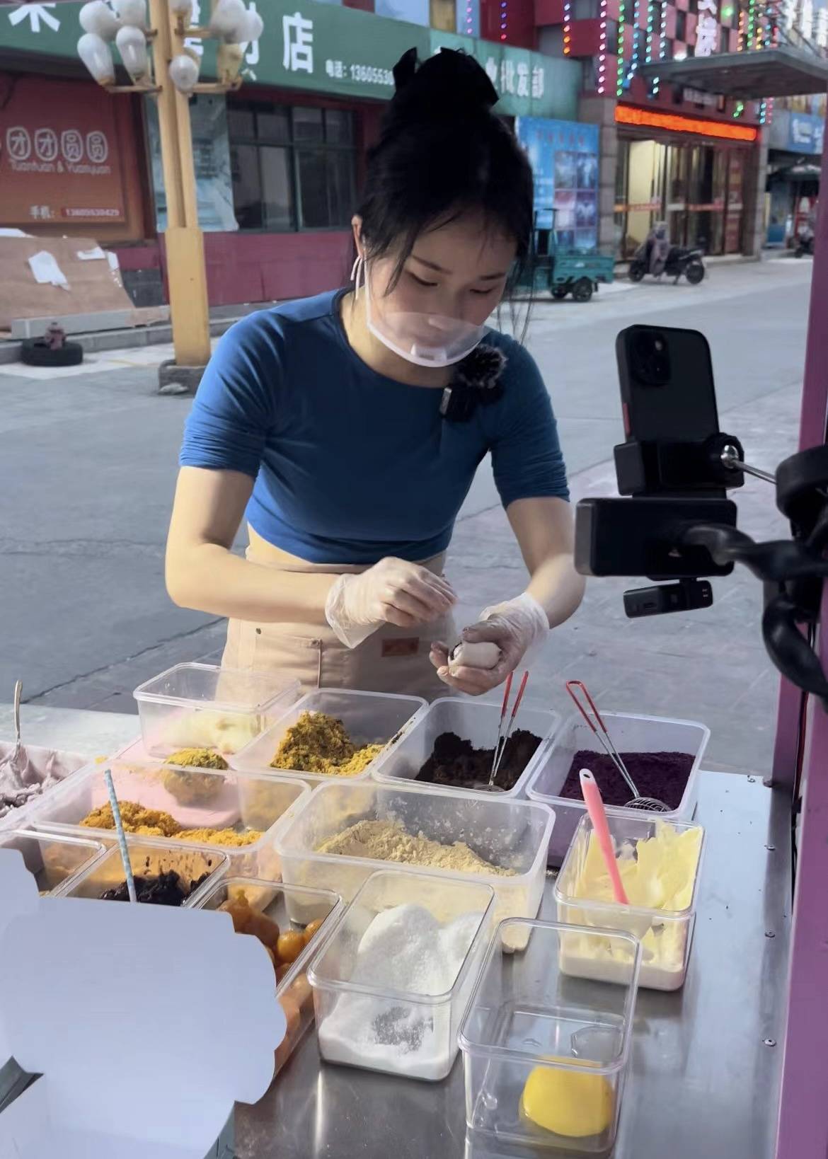 90后学校摆摊卖烤鱼,00后小伙摆摊8天赚2万