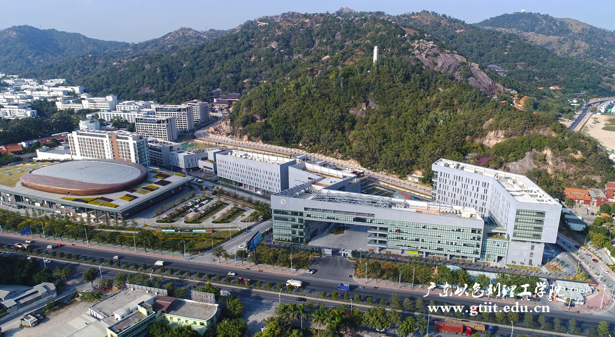 又是“别人家的大学”！“两房一厅”宿舍，“花园楼阁”餐厅！