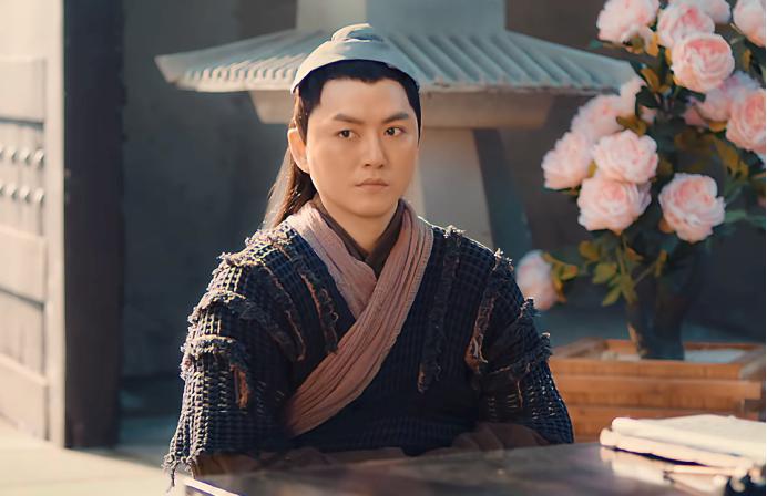 43岁还在演纯情少年？糊了的“花弄影”，为何沦为烂片主角？