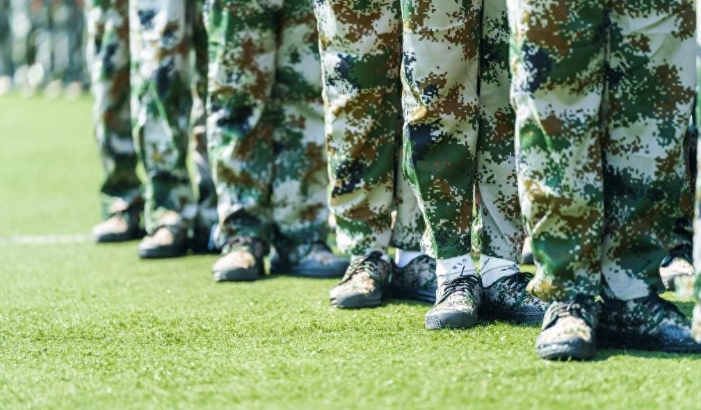 女生军训跳舞意外走光，淡定露球继续跳，身份疑被扒，网友：难评