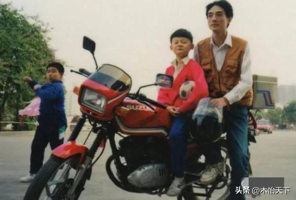 三十多年前的一张老照片,村里第一辆摩托车