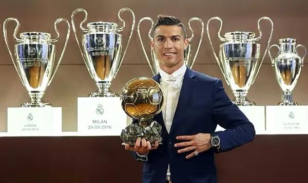 利物浦7:0曼联为什么致敬c罗,足球第1人是梅西还是c罗