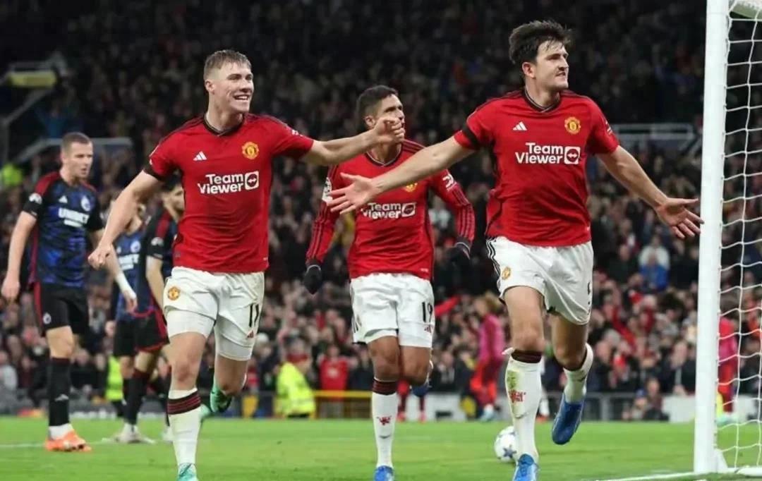 夜晚中绽放的烟花,足球烟花