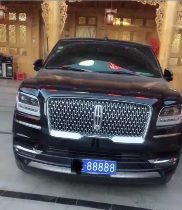 广东偶遇广西豪车,广东车主林肯领航员