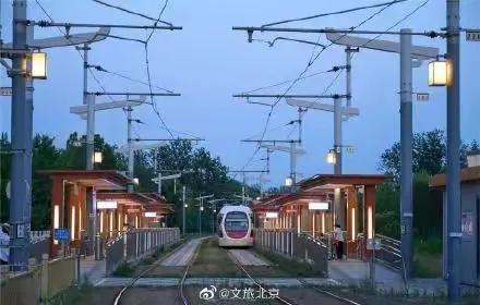 穿行在绿树和鲜花中，这辆开往春天的列车，你坐过了吗？