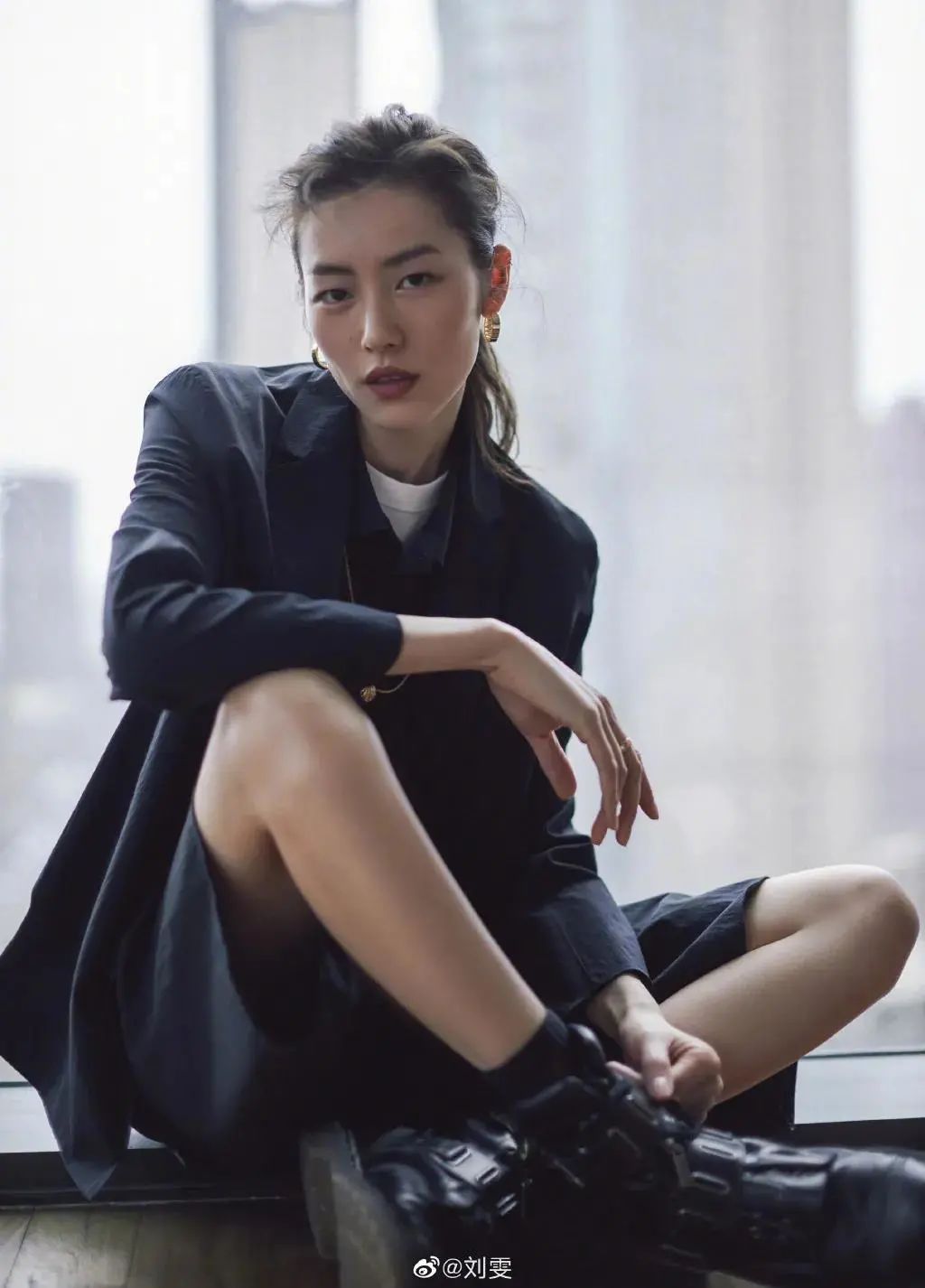 黑色衬衫最新穿搭,衬衫穿在毛衣外面