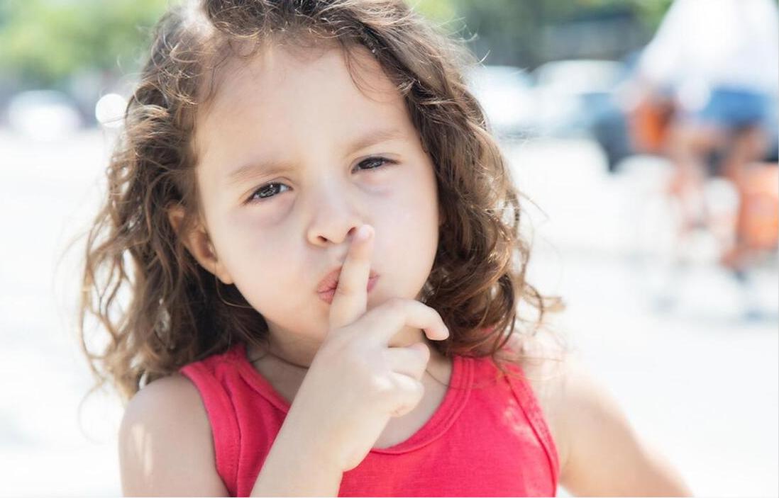 村霸领3只大狗围住6岁小女孩，狗主人叫嚣，被咬了就去打疫苗