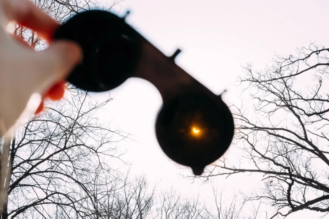 偏光太阳镜和防眩光有什么区别,日夜两用的太阳镜防不防眩光