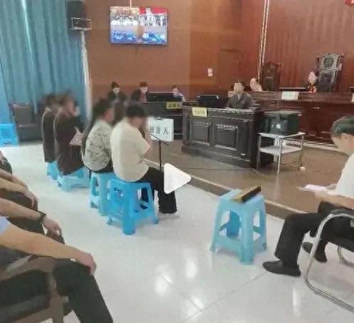 丈夫出轨妻子把小三内衣扒光，将隐私部位暴露出来，结果4人吃亏