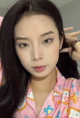 冬天披发好看又显脸小的发型,冬季干净利落减龄的发型