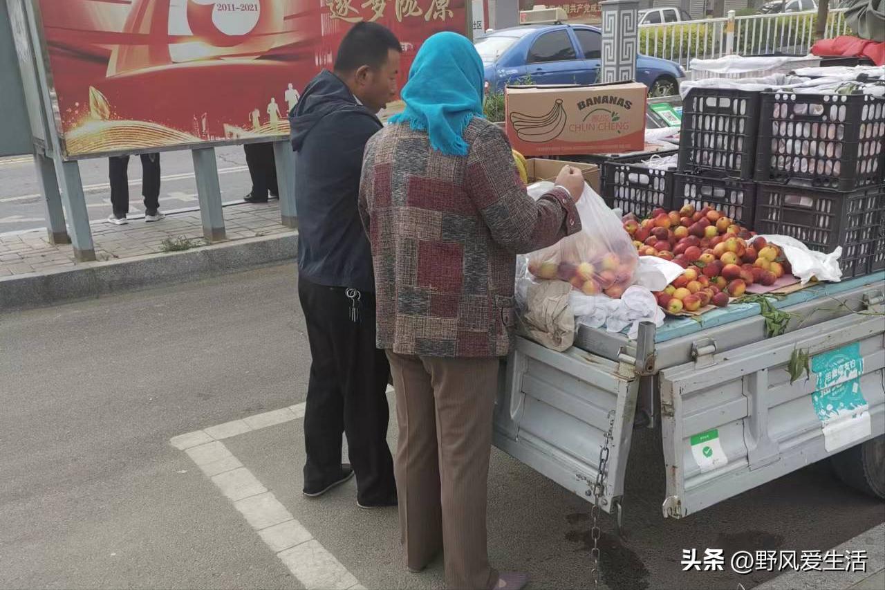 街边摆摊卖水果一天多少钱,卖水果的小摊贩一个月能挣多少钱